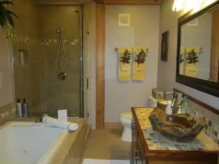 At the Craters Edge - Jacuzzi Suite in Hawaii Volcanoes National Park