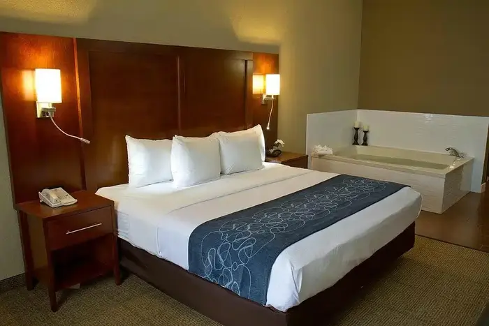 Comfort Suites Mattoon - Jacuzzi Suite in Mattoon