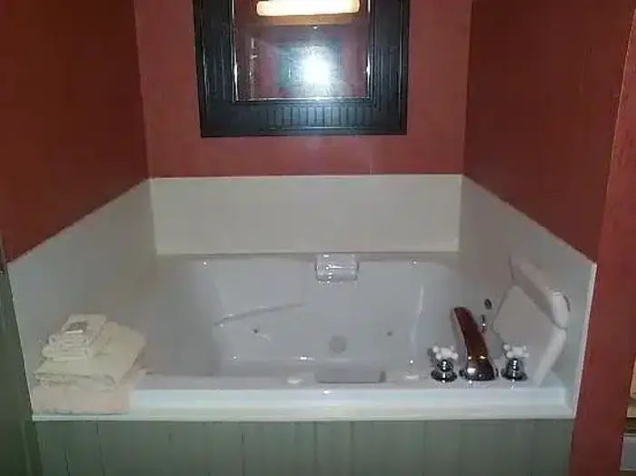 Essenhaus Inn & Conference Center - Jacuzzi Suite in Middlebury
