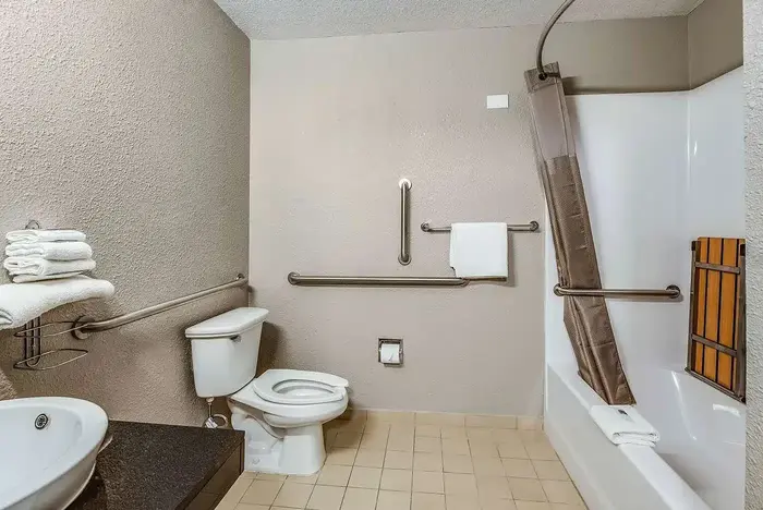 Motel 6 Fort Wayne - Jacuzzi Suite in Seymour