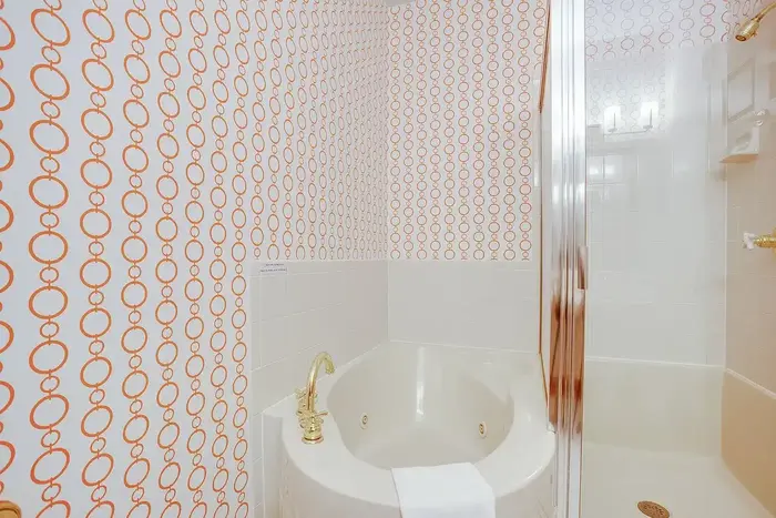 Biddle Point Inn - Jacuzzi Suite in Plymouth