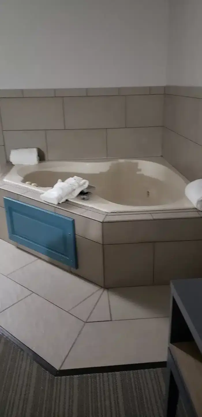 Country Inn & Suites by Radisson, Coralville - Jacuzzi Suite in Coralville
