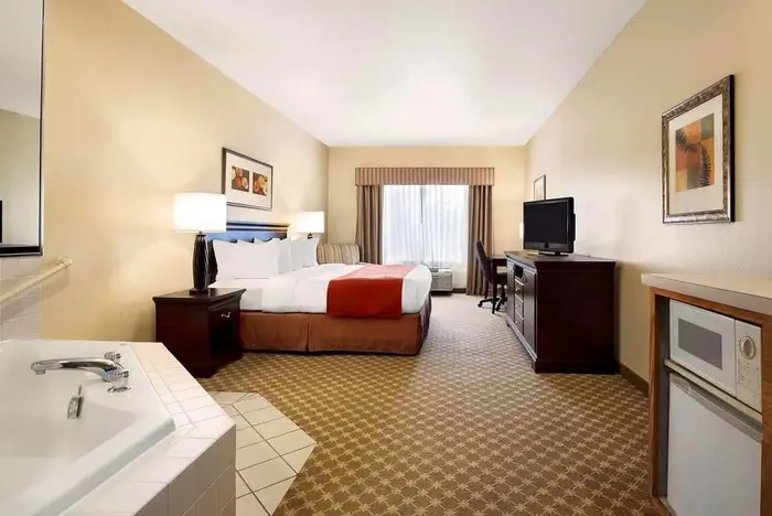Country Inn & Suites by Radisson, Clinton - Jacuzzi Suite in Clinton