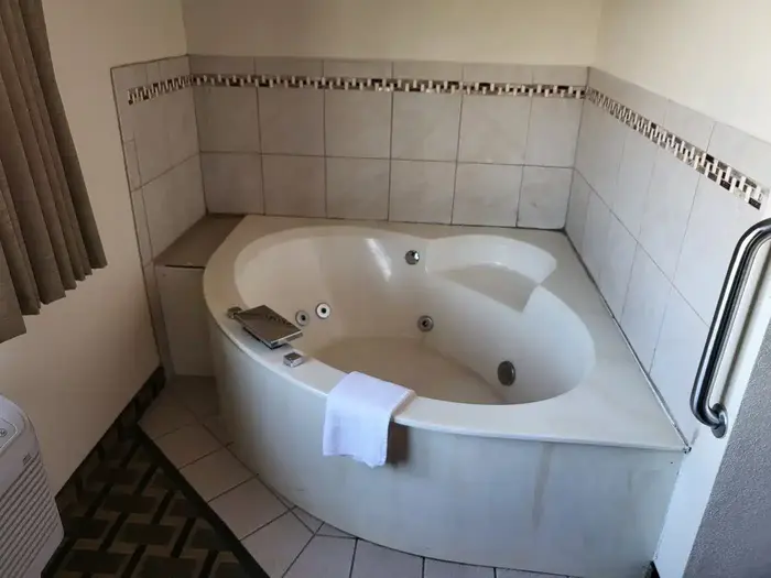 AmericInn by Wyndham West Burlington - Jacuzzi Suite in West Burlington