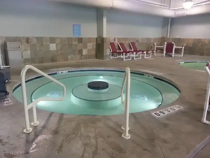 Ramada by Wyndham Bettendorf - Jacuzzi Suite in Bettendorf