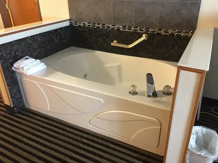 AmericInn by Wyndham Pella - Jacuzzi Suite in Pella