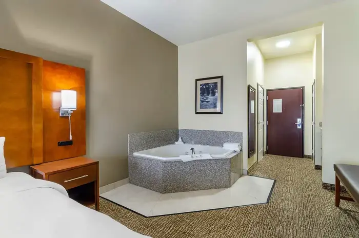 Comfort Inn & Suites Near Bethel College - Jacuzzi Suite in Newton