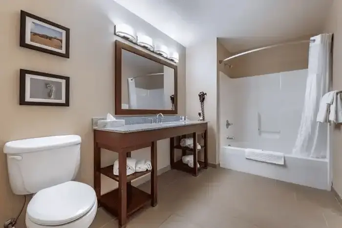 Comfort Inn & Suites Northern Kentucky - Jacuzzi Suite in Wilder