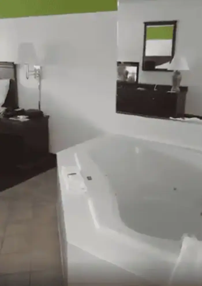 Ramada Limited Mount Sterling - Jacuzzi Suite in Mount Sterling