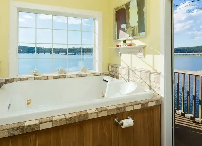 Sheepscot Harbour Village Resort - Jacuzzi Suite in Edgecomb