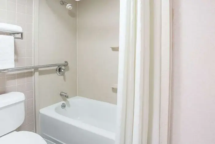 Super 8 by Wyndham Camp Springs - Jacuzzi Suite in Camp Springs