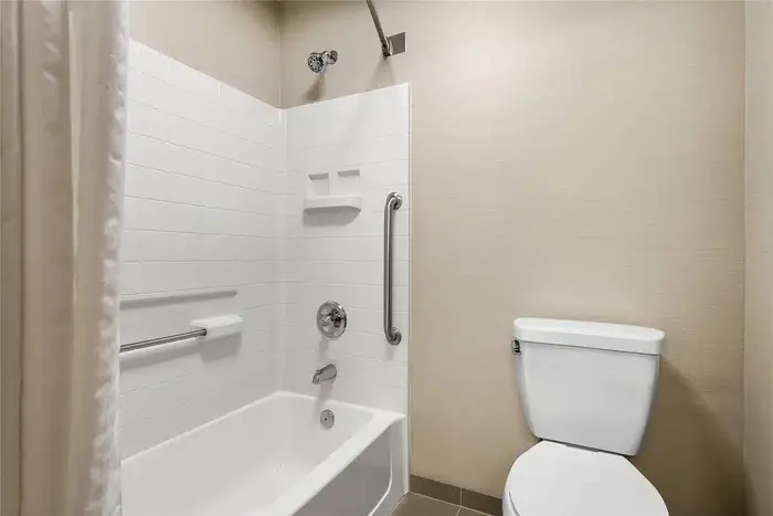 Comfort Inn & Suites North East - Jacuzzi Suite in North East