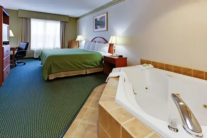 Country Inn & Suites by Radisson, Brockto - Jacuzzi Suite in Brockton