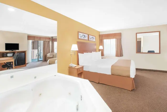 Baymont by Wyndham Port Huron - Jacuzzi Suite in Port Huron