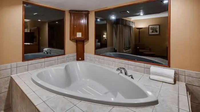 Best Western Lapeer Inn - Jacuzzi Suite in Lapeer