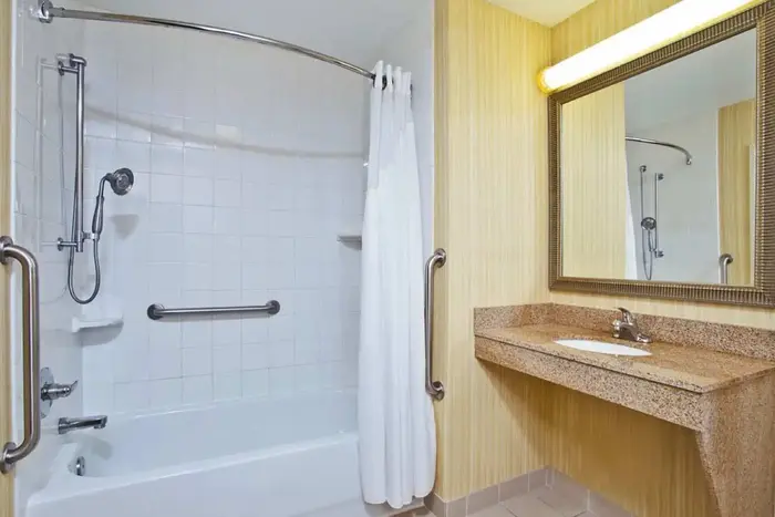 Holiday Inn Express & Suites Howell by IHG - Jacuzzi Suite in Howell