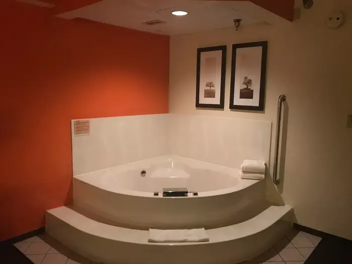 First American Hotel & Suites - Jacuzzi Suite in Carlton