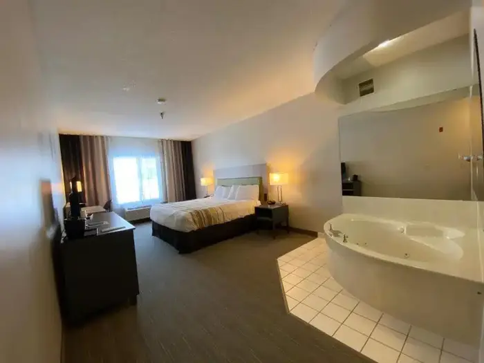 Country Inn & Suites by Radisson, Elk River - Jacuzzi Suite in Elk River