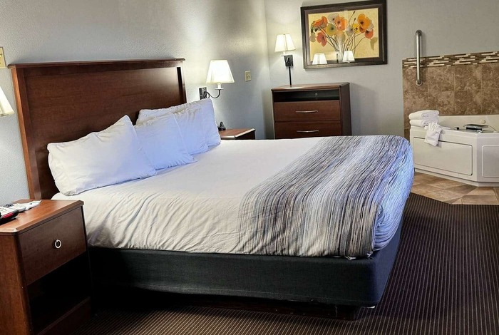 AmericInn by Wyndham Stillwater - Jacuzzi Suite in Oak Park Heights