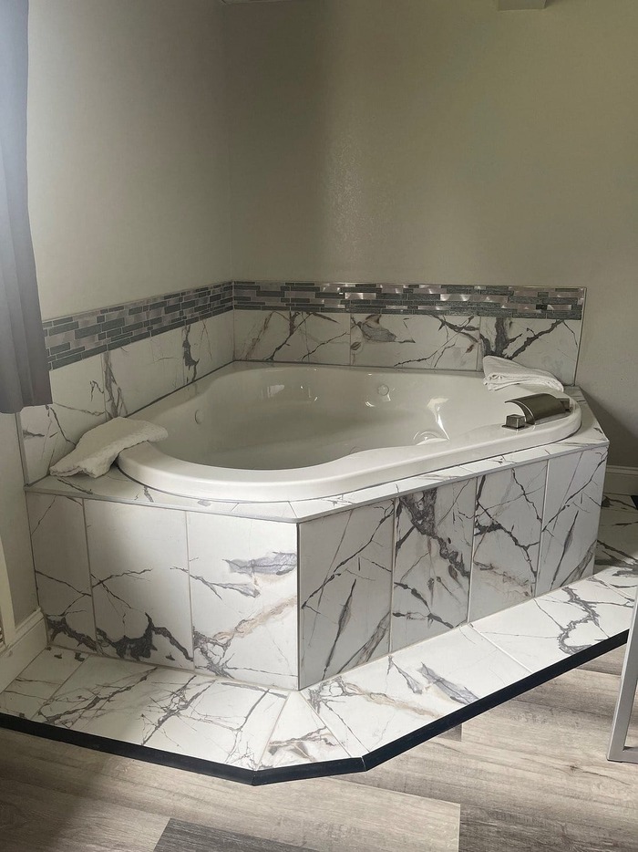 HomeTown Inn & Suites - Jacuzzi Suite in Belle Plaine