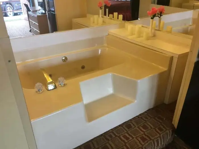 Days Inn by Wyndham Yazoo City - Jacuzzi Suite in Yazoo City