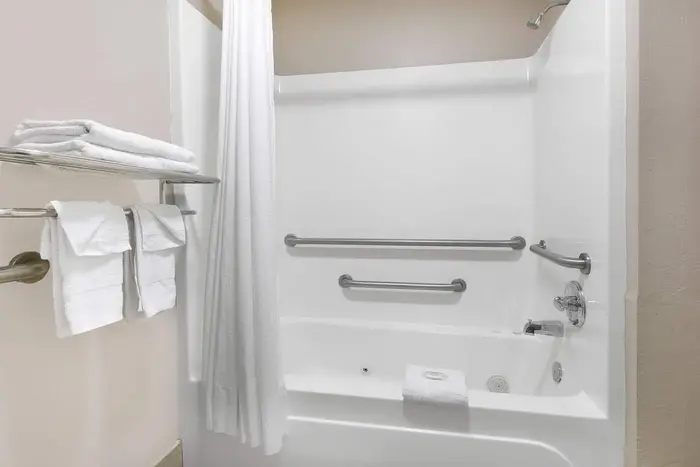 Super 8 by Wyndham Moss Point - Jacuzzi Suite in Moss Point