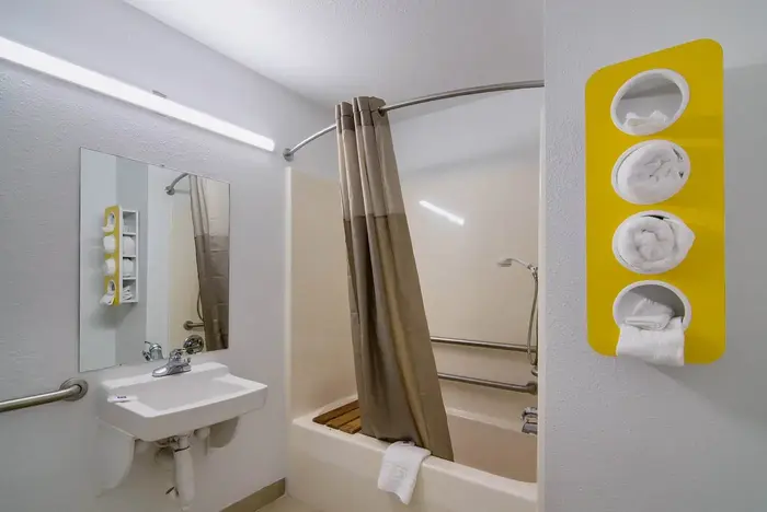 Motel 6 Moss Point, MS - Jacuzzi Suite in Moss Point