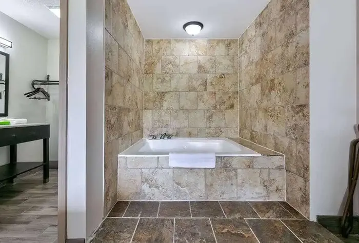 Ramada by Wyndham Diamondhead I-10 - Jacuzzi Suite in Diamondhead