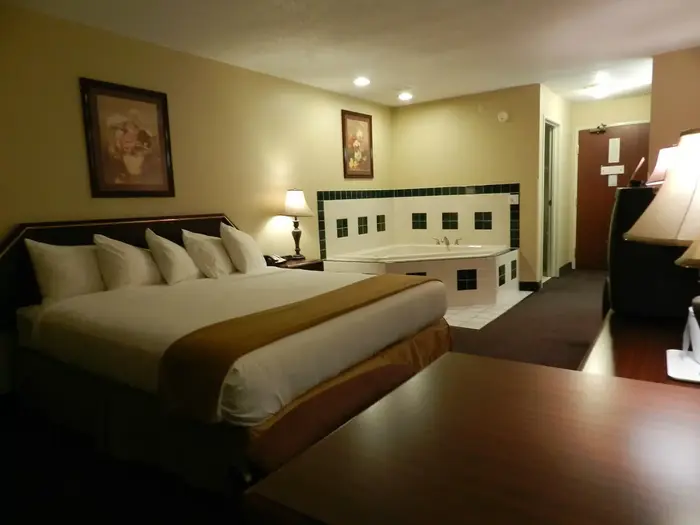 Luxury Inn & Suites - Jacuzzi Suite in Troy