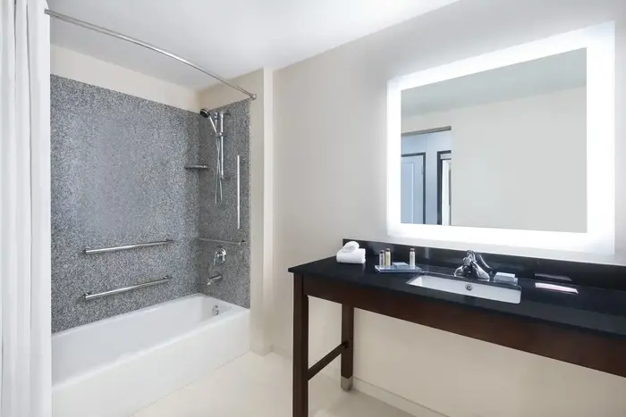 Wingate by Wyndham Sidney - Jacuzzi Suite in Sidney