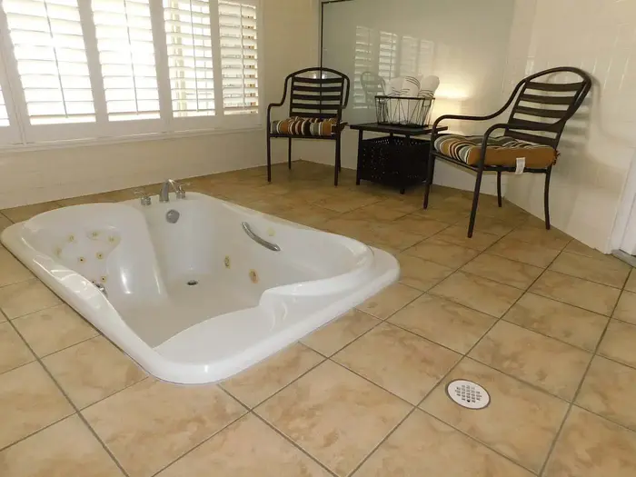 Copper Queen Hotel - Jacuzzi Suite in Ely