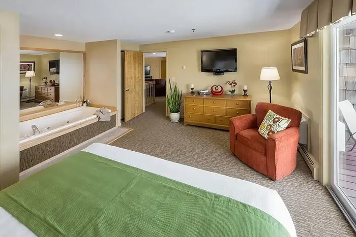 Steele Hill Resorts - Jacuzzi Suite in Sanbornton