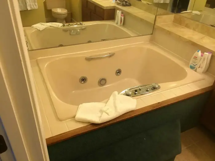 The Summit Resort - Jacuzzi Suite in Laconia