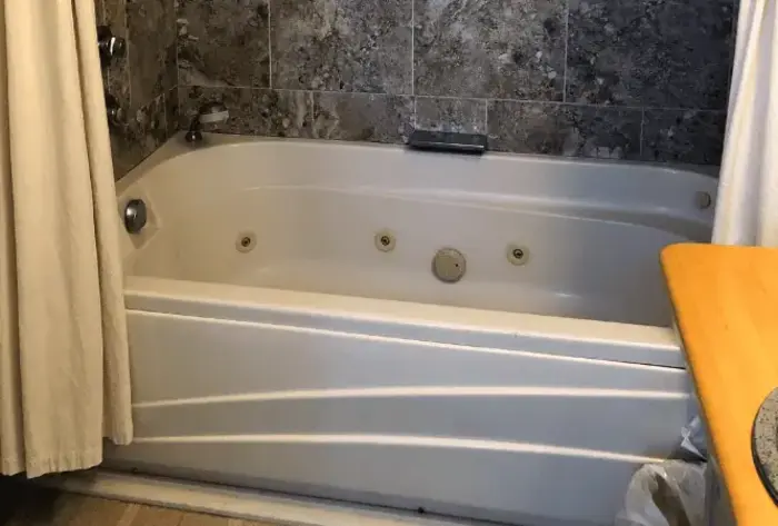 The Sunny G B&B - Jacuzzi Suite in Campton