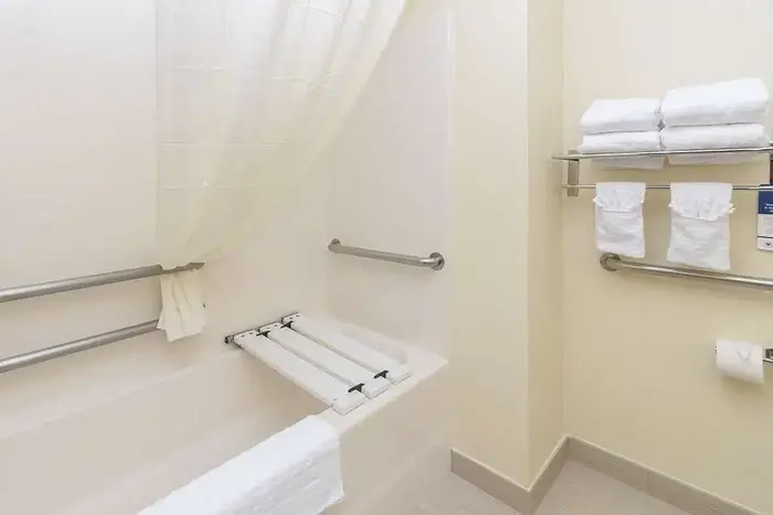 Best Western Concord Inn & Suites - Jacuzzi Suite in Concord