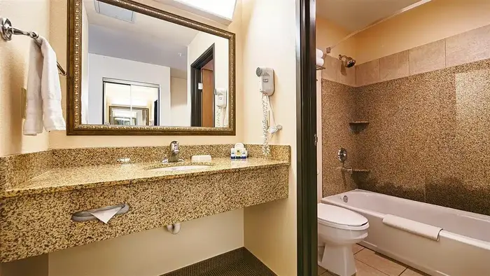Best Western Territorial Inn & Suites - Jacuzzi Suite in Bloomfield