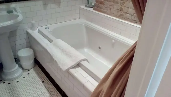 Landmark Inn - Jacuzzi Suite in Cooperstown