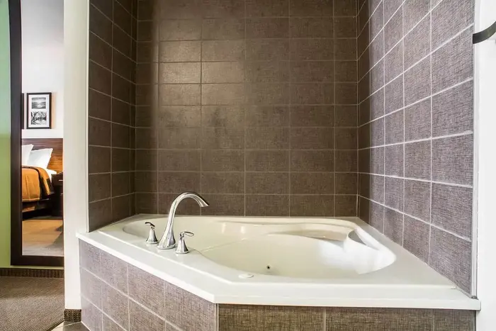 Sleep Inn & Suites Airport - Jacuzzi Suite in DeWitt