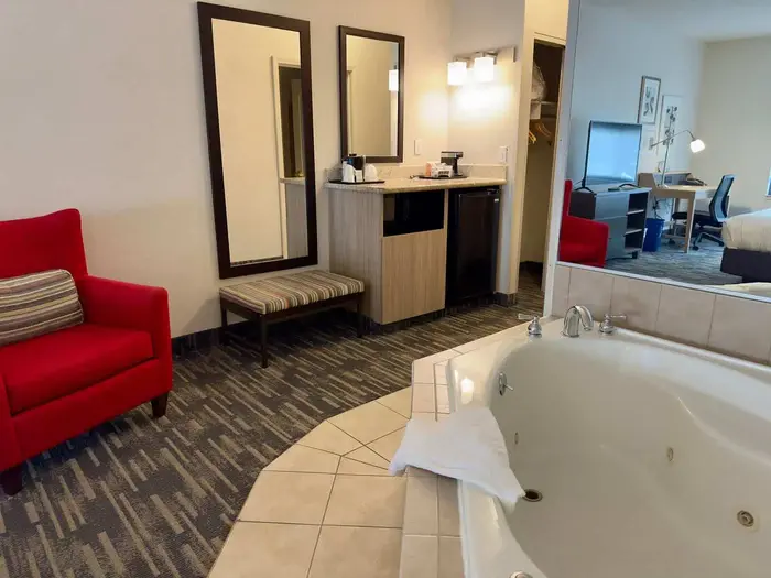 Country Inn & Suites by Radisson, Lake - Jacuzzi Suite in Queensbury