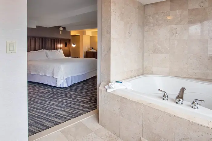 Four Points by Sheraton Melville Long Island - Jacuzzi Suite in Plainview