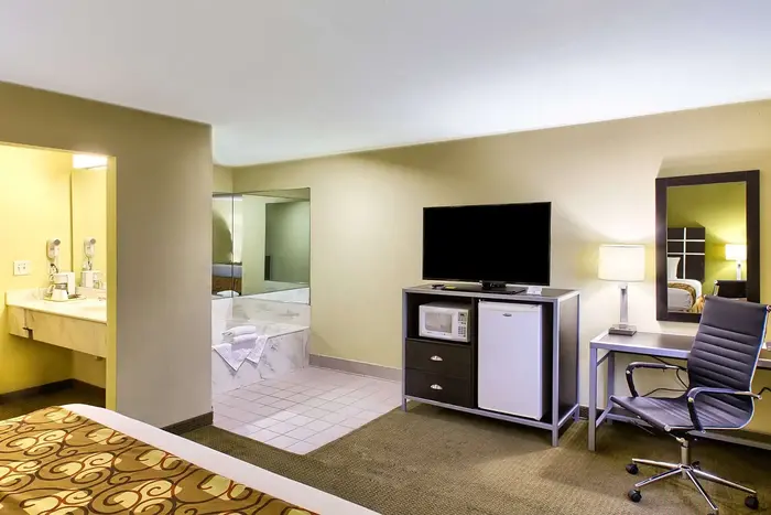 Country Hearth Inn Knightdale Raleigh - Jacuzzi Suite in Knightdale