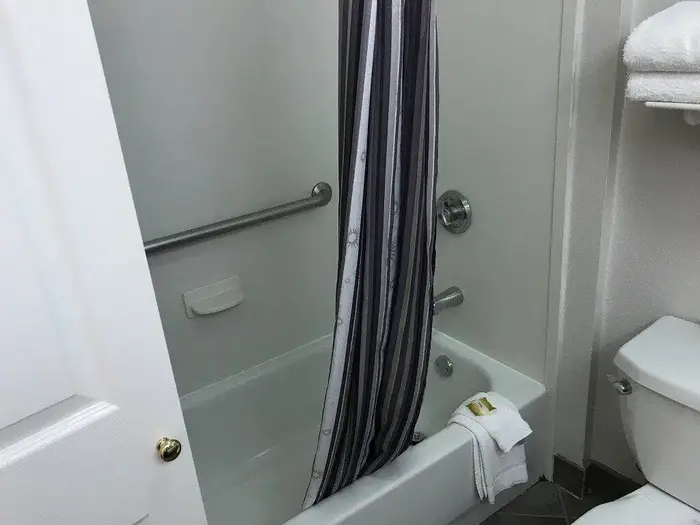 La Quinta Inn & Suites by Wyndham Raleigh - Jacuzzi Suite in Morrisville