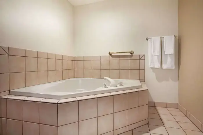 Super 8 by Wyndham Williston ND - Jacuzzi Suite in Williston