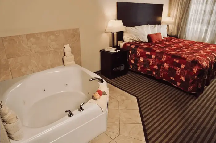 Bowman Inn and Suites - Jacuzzi Suite in Bowman