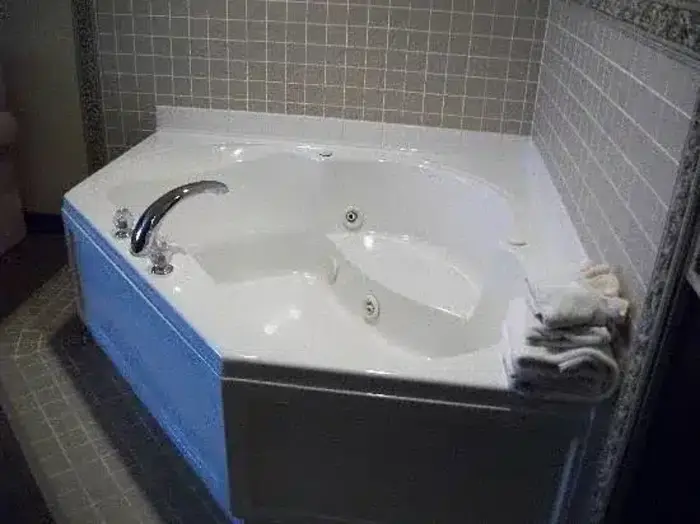 Best Western Penn-Ohio Inn & Suites - Jacuzzi Suite in Hubbard