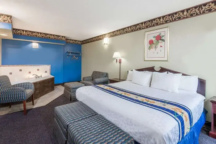 Days Inn & Suites by Wyndham Youngstown - Jacuzzi Suite in Girard