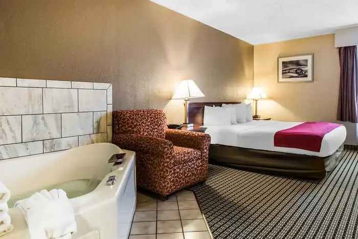 Quality Inn Austintown-Youngstown West - Jacuzzi Suite in Youngstown