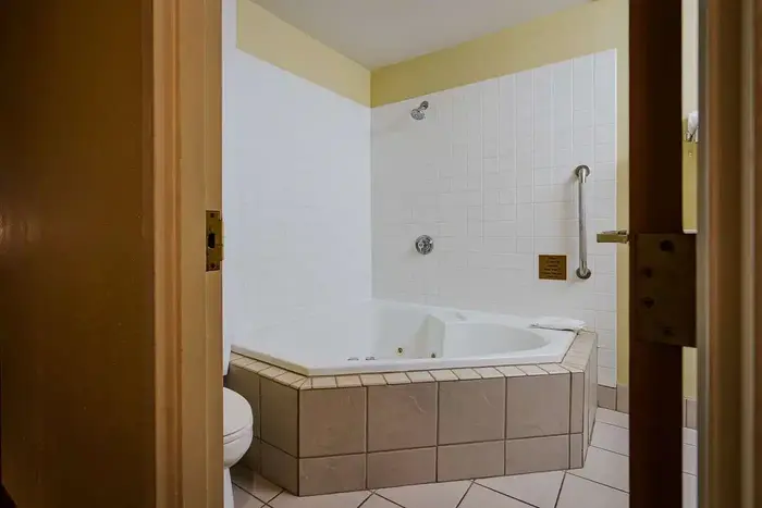 Quality Inn I-75 West Chester-North - Jacuzzi Suite in West Chester