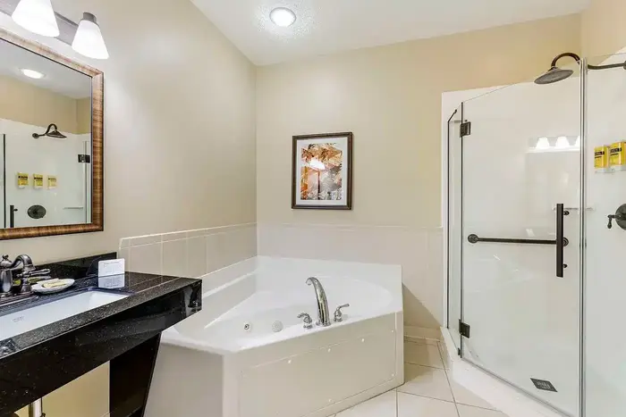 Best Western Plus Dutch Haus Inn & Suites - Jacuzzi Suite in Columbiana