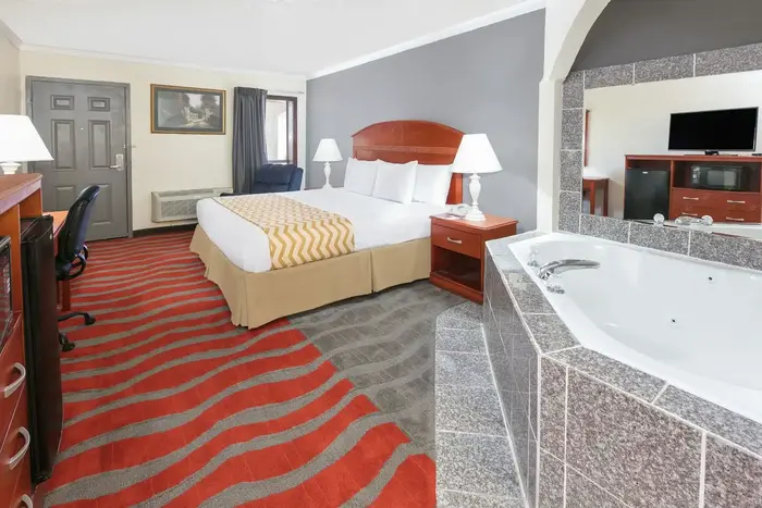Travelodge Inn & Suites by Wyndham - Jacuzzi Suite in Norman